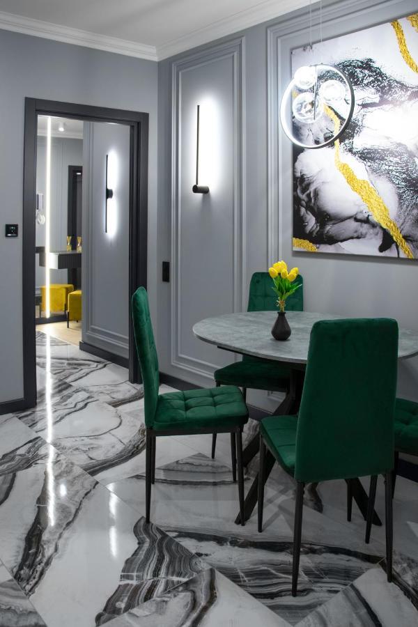 Royal 2 Apartments On Shevchenka 38 Str Lviv Bagian luar foto